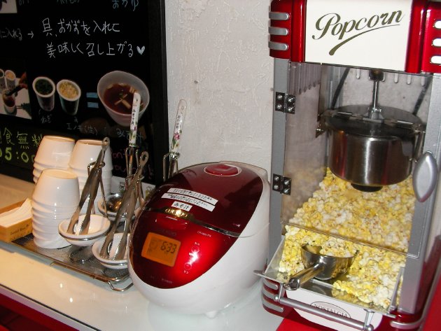 朝食時の味噌汁とポップコーン